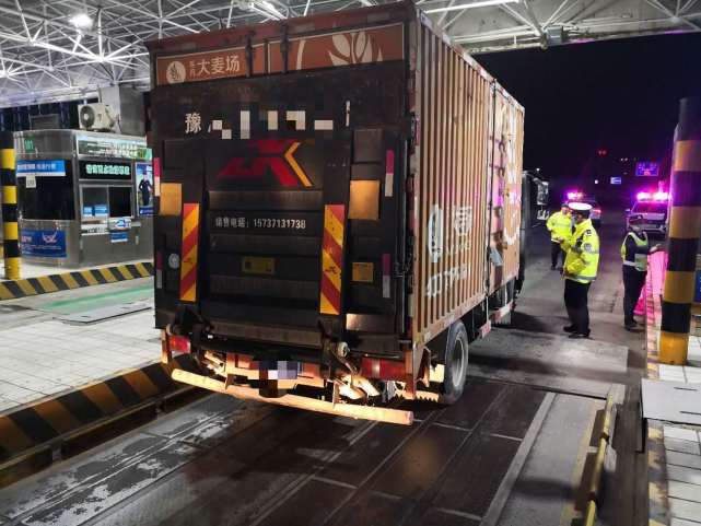 利用正规危险品车辆倒卖液化气,天热货车司机