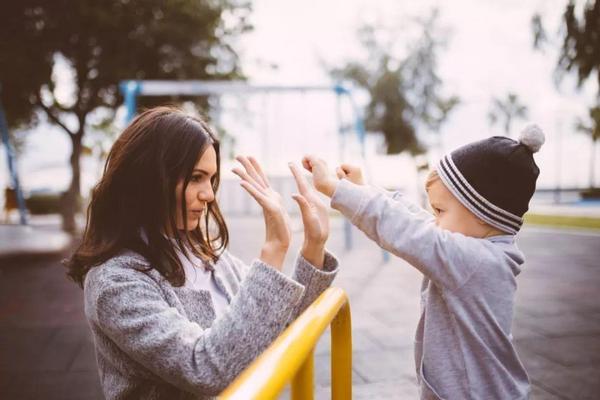 3岁女儿越来越臭，父母急忙送医检查，医生无奈：对孩子多上点心