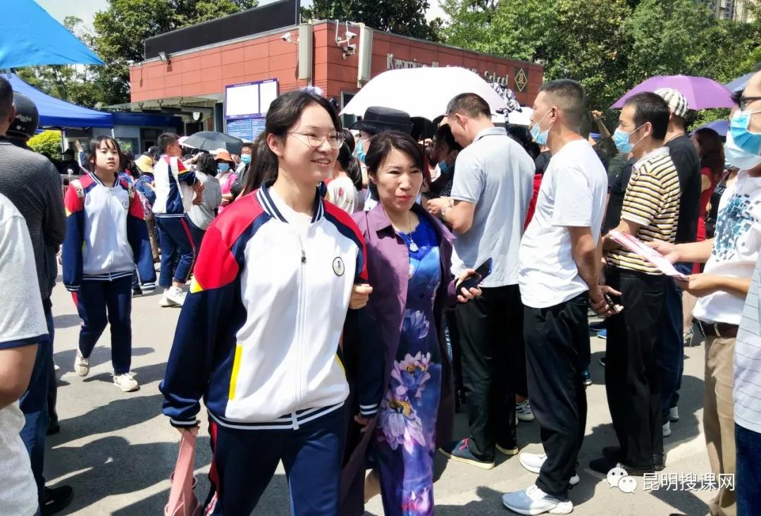 中考送考是给孩子信心还是压力,中考是学校送考还是家长送好