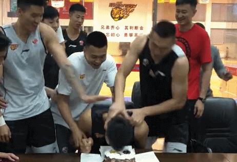 易建联最近新消息视频,易建联最近的视频