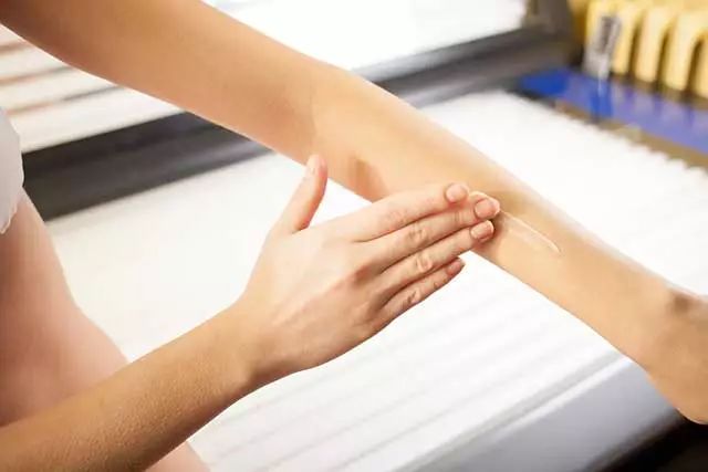 夏天手上长痘痒是怎么回事,夏天手上起小水泡发痒怎么回事