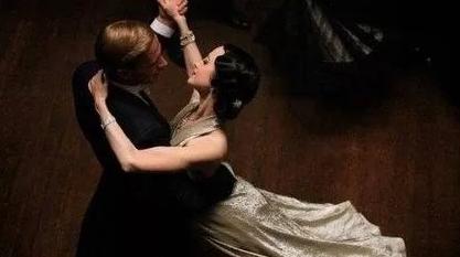 辛普森夫人最后回到王室了么,辛普森两任妻子