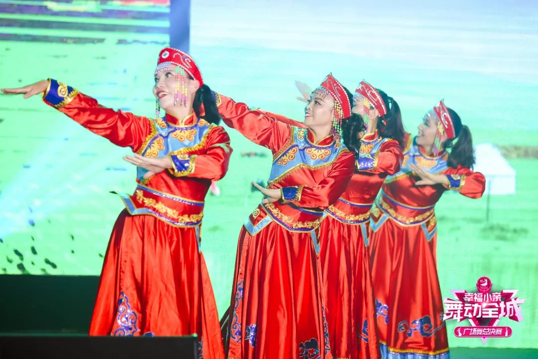 大妈们参加广场舞比赛,春晚广场舞比赛