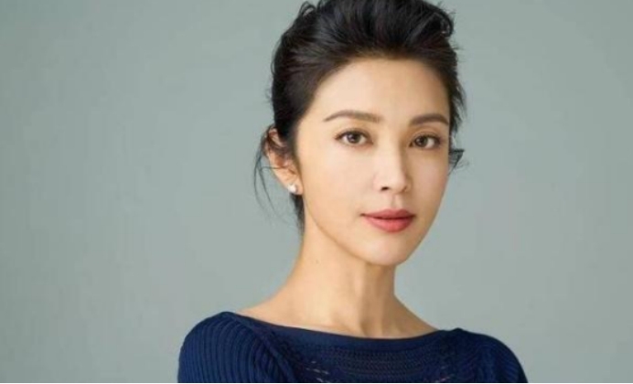 6大比艺人颜值高的经纪人，个个品貌端庄，甩艺人几条街