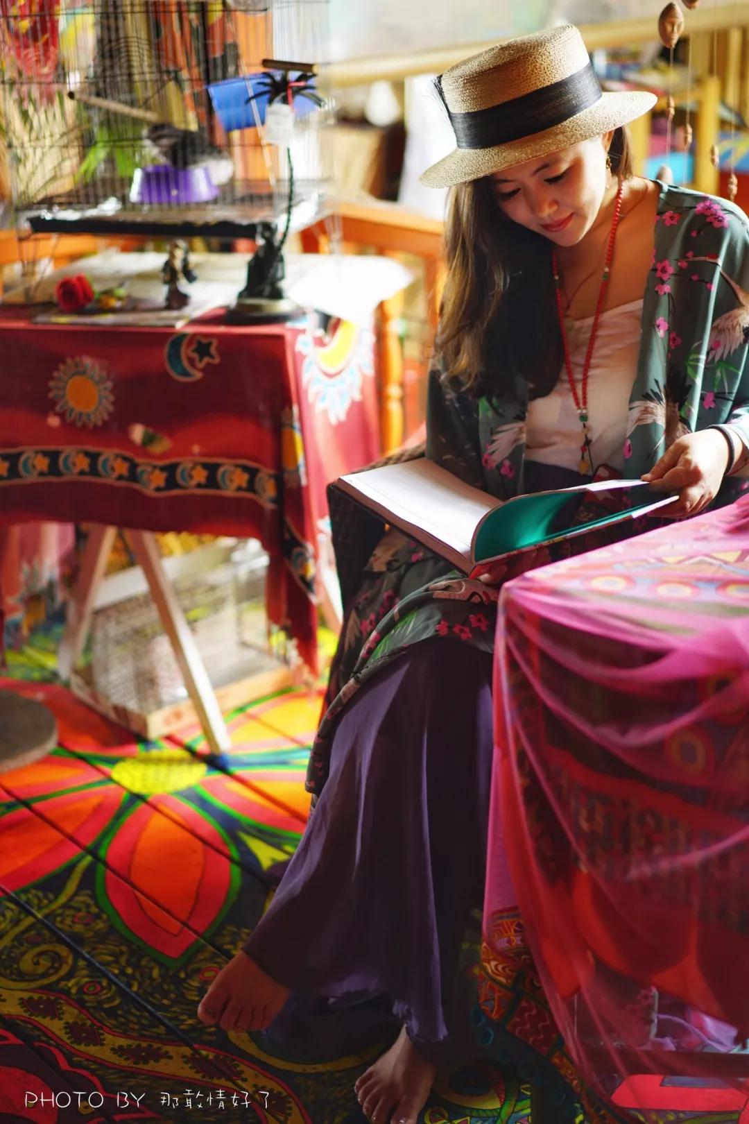 美国艺术家老夫妇定居苏梅岛十年，教游客画垃圾桶，唤醒环保意识