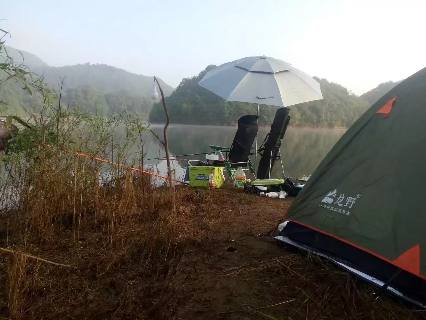 在钓台上钓鱼用钓椅好还是钓箱好,钓鱼大家用钓椅还是钓箱还是钓台