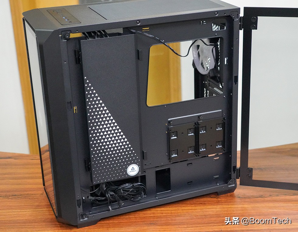 不对称设计点缀安钛克NX1000机箱体验