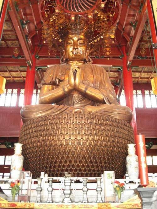 西湖畔有个古寺，井底藏千年神木，是济公施法术运来的