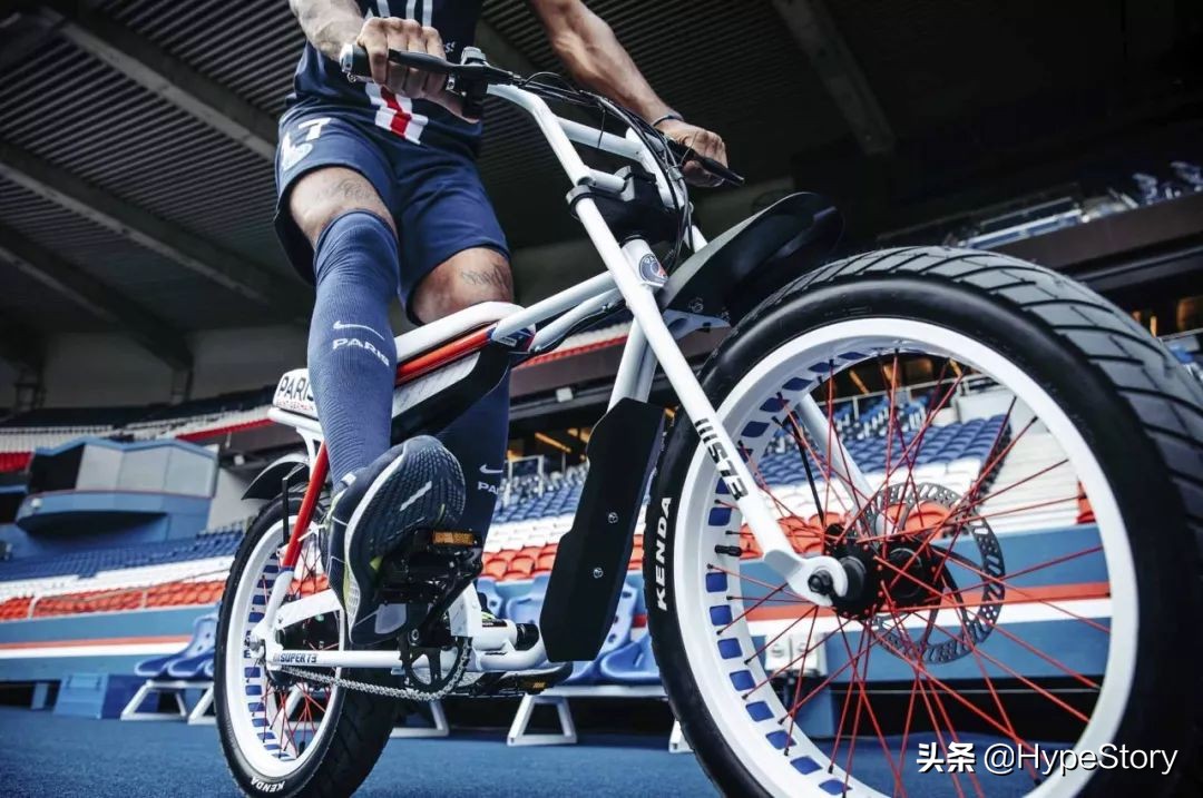 穿牛仔裤踢球,穿着牛仔裤踢球