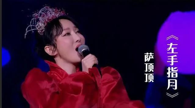 萨顶顶的“假唱转话筒事件”,萨顶顶假唱转话筒事件视频