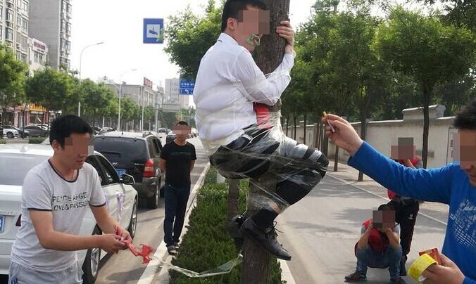 婚礼伴娘遭闹婚新郎袖手旁观,闹婚伴娘事件新娘反击