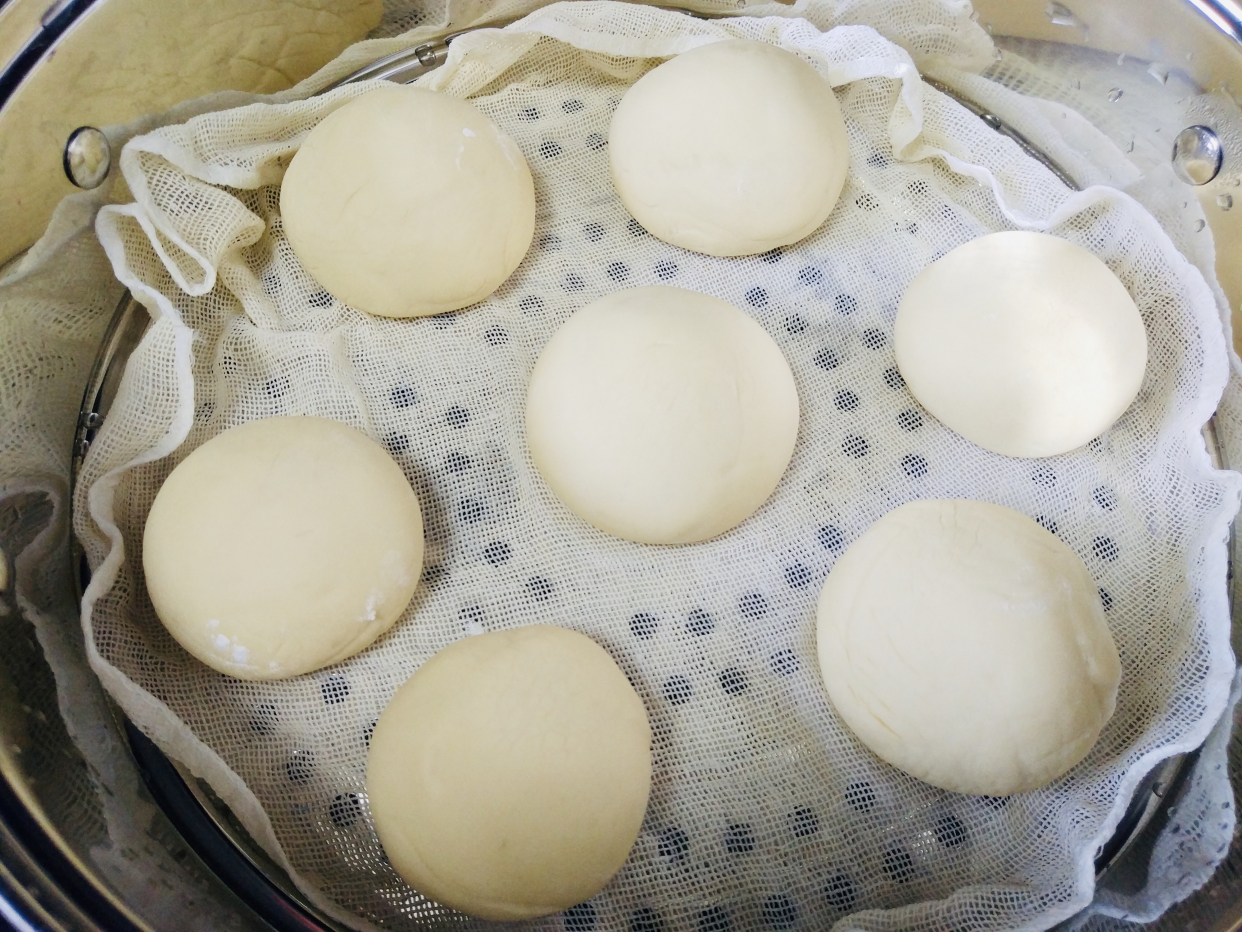 馒头怎么蒸出不塌陷不硬很松软,二次蒸馒头的方法和技巧