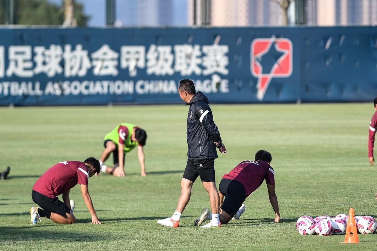 在国内运作一个足球俱乐部,在中国组建一支篮球队要多少钱