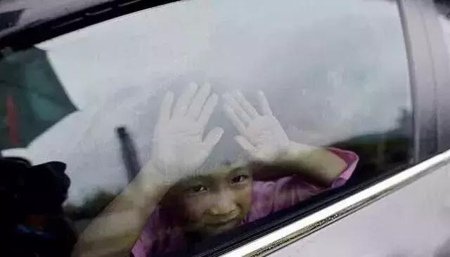 小孩开小车被警察抓了,小男孩开车被警察抓