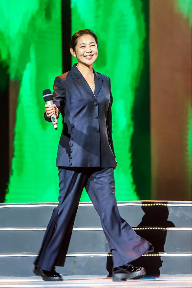 60岁倪萍现身活动穿套装姿态端庄,60岁倪萍穿休闲大衣优雅时尚