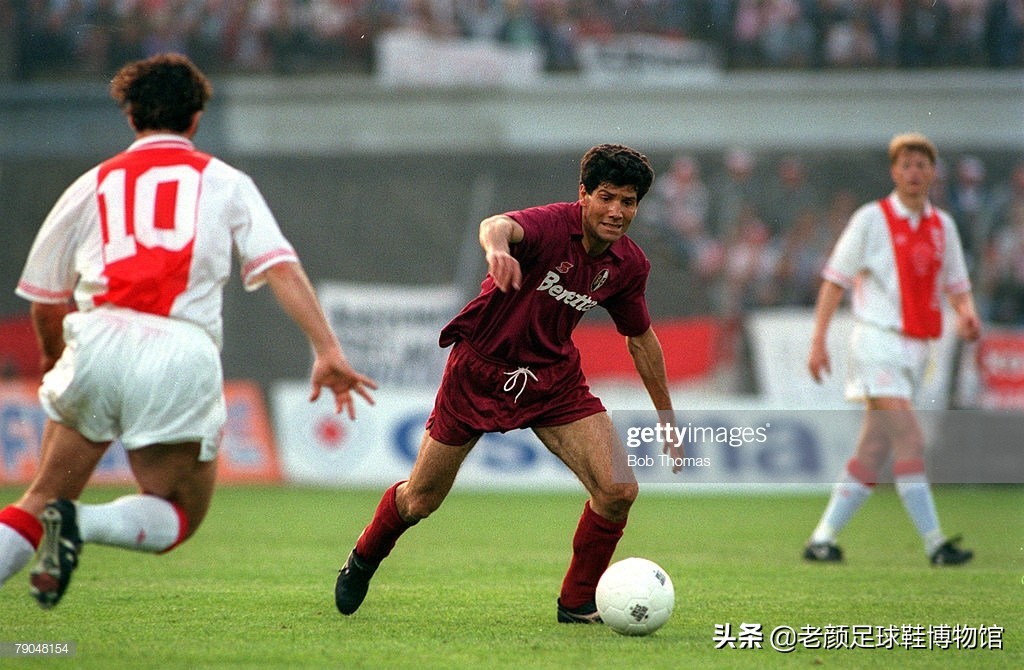 第一个穿白球鞋的足球运动员,第一个穿耐克篮球鞋的nba运动员