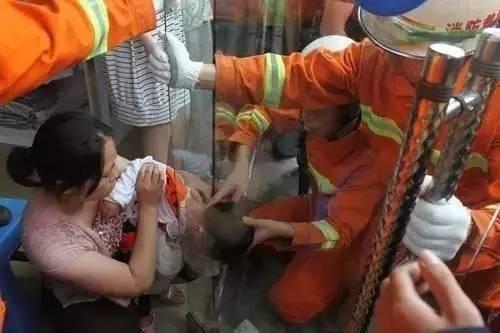 小孩手被榨汁机卡住,孩子手指被榨汁机搅伤