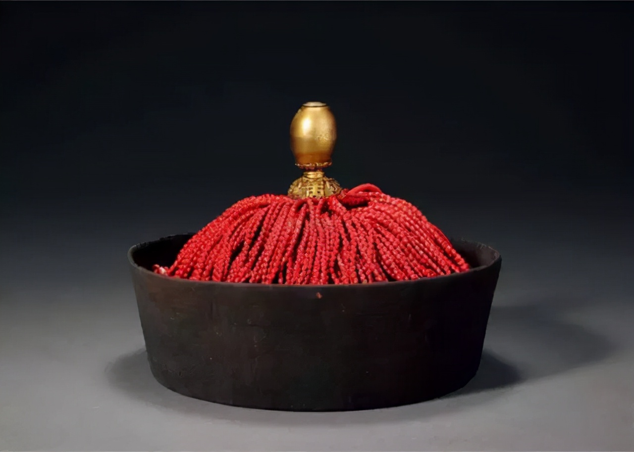 清朝官帽上的珠子值不值钱,清代官员的官帽上有黑珠是几品官