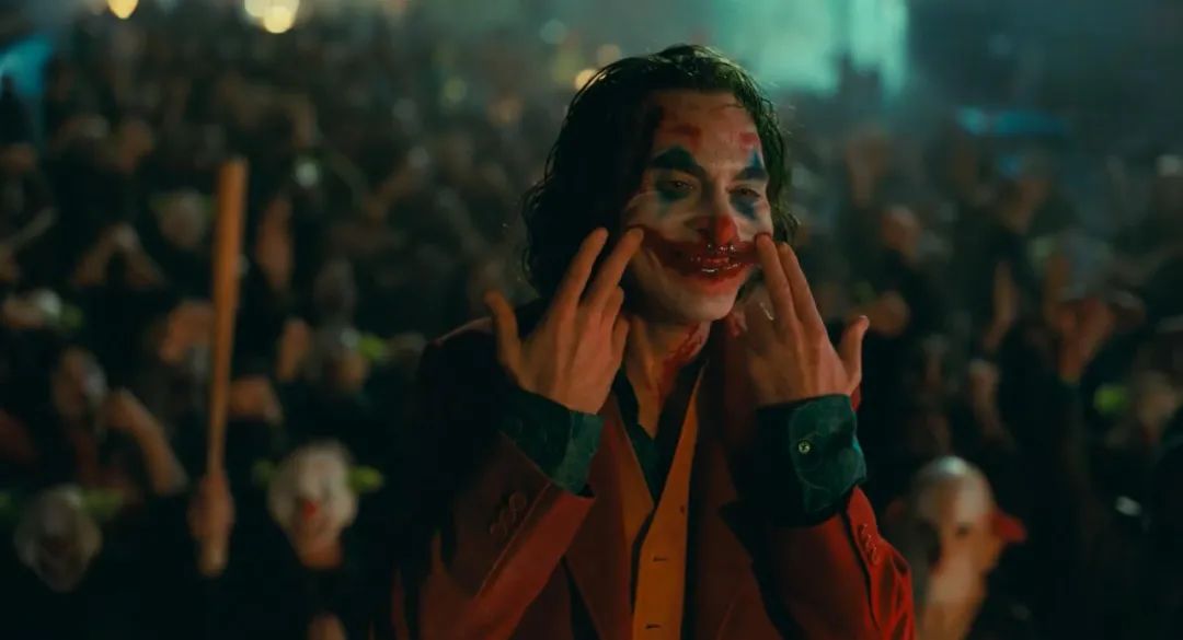 更大尺度版的《寄生虫》，从天堂到地狱只需一瞬