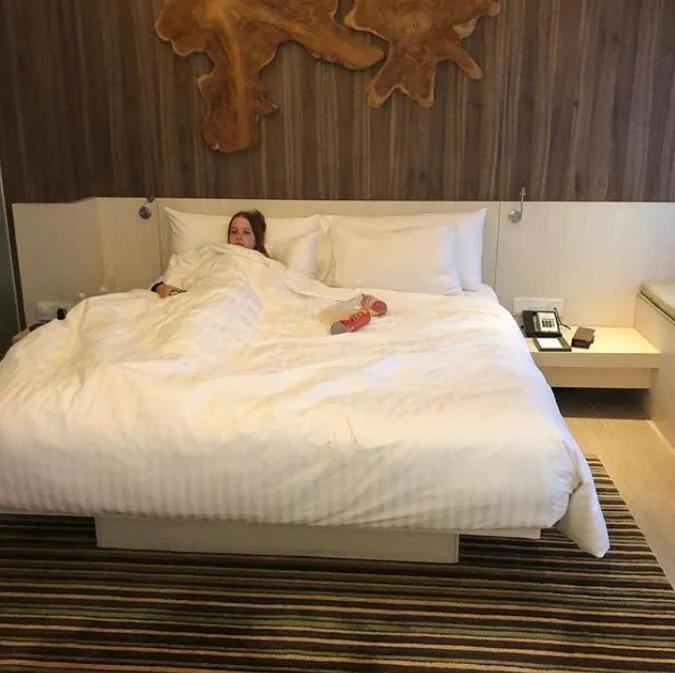 空姐失业后去超市打工，一条抖音视频火了！这是现在最好的活法？