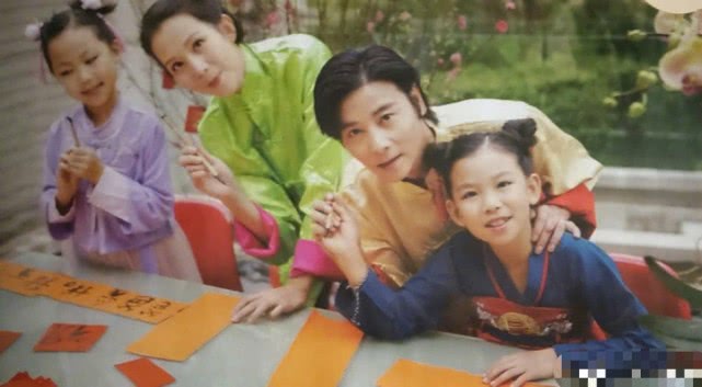 蔡少芬张晋新年全家福曝光，三胎儿子穿婴儿唐装亮相眯眯眼超可爱