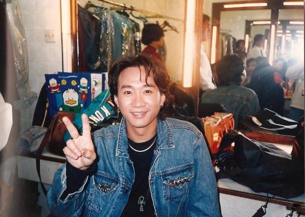 黄家驹葬礼叶世荣图片,黄家驹鼓手叶世荣