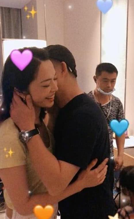 吃瓜日报丨女星拍吻戏拍到缺氧?王菲女儿被迫炫富?郭麒麟被质疑