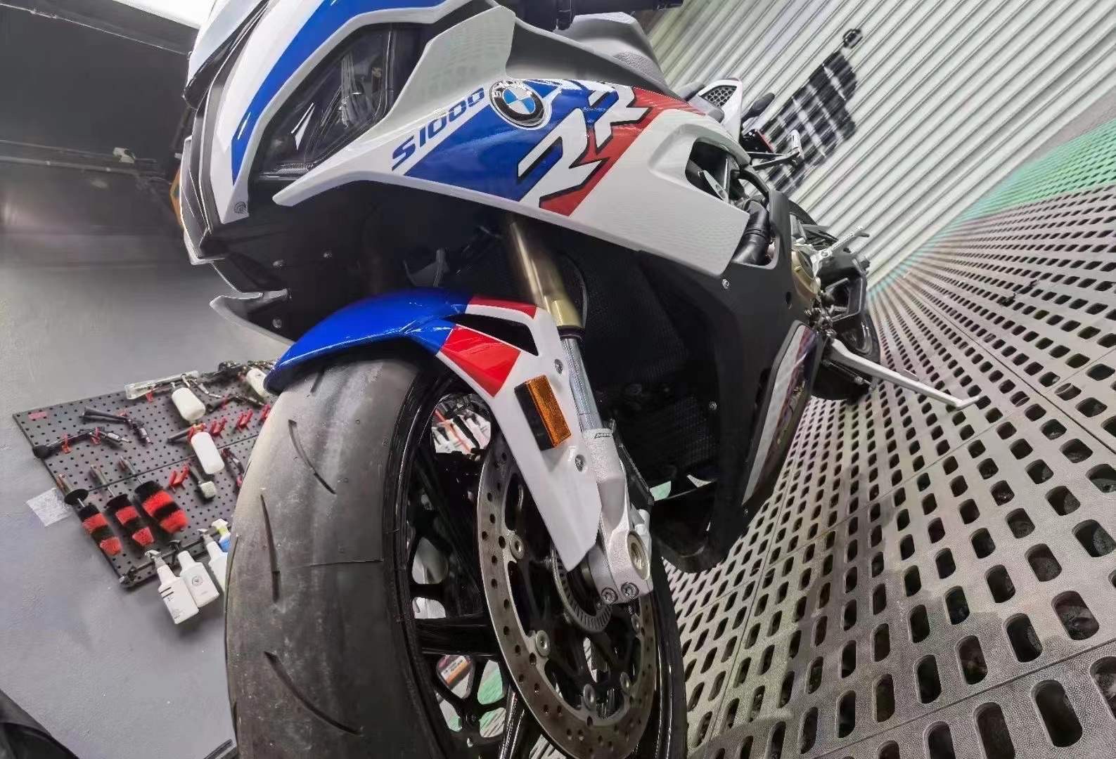 深度体验宝马s1000rr,为什么说宝马s1000rr新手都能骑