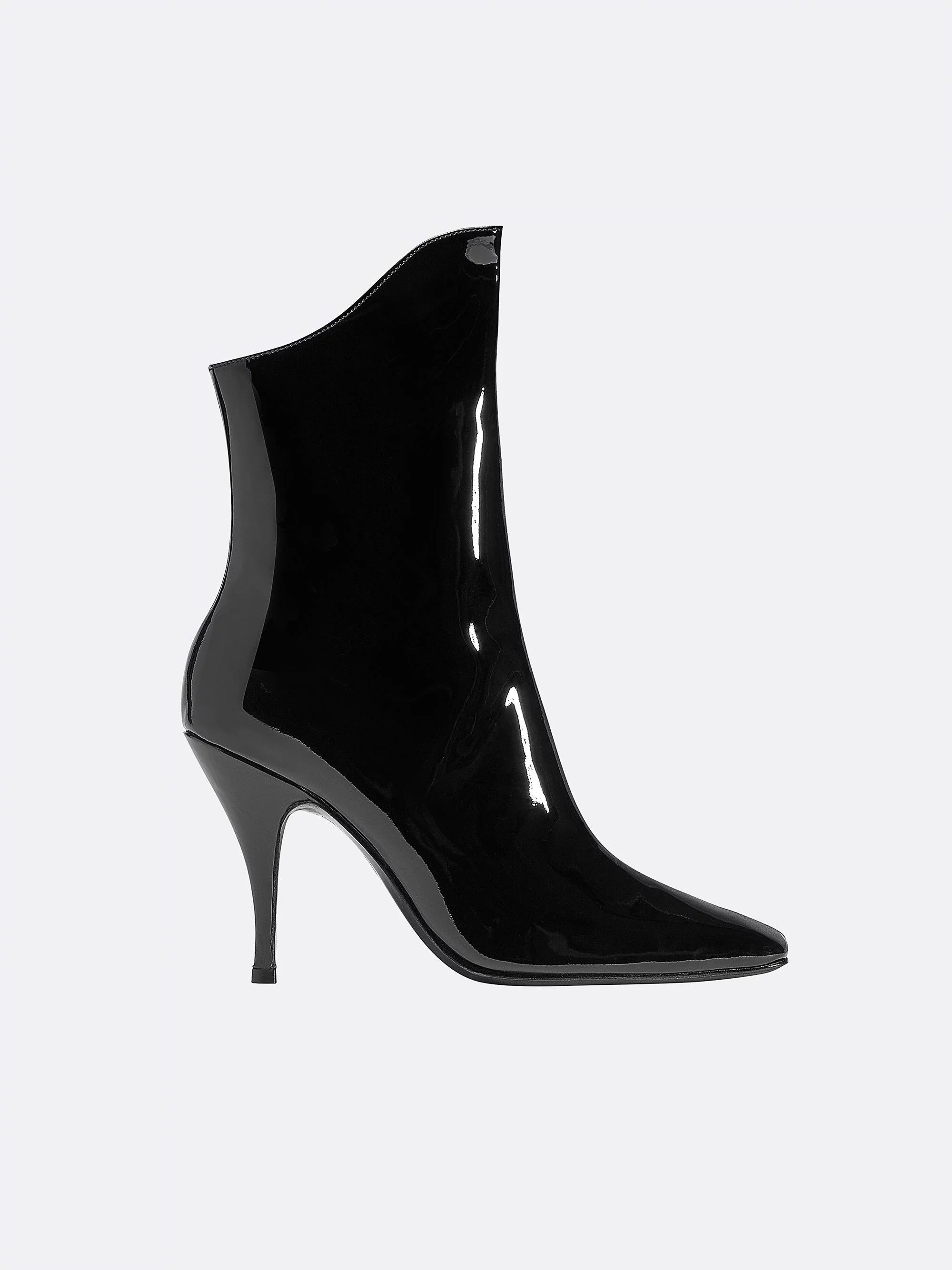 看见今年秋冬必入的第一双靴子，我方了……