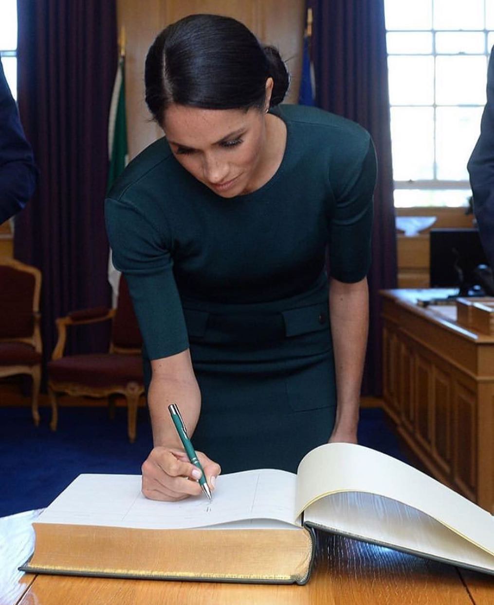 王室女性成员签名照：女王贵气，莱后最霸气，最优雅当属戴妃