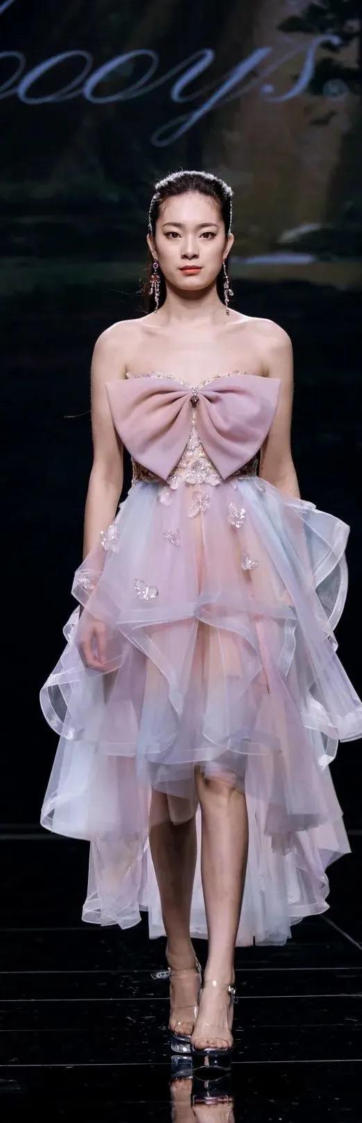 片片云霞作新衣！昨晚，大浪时尚小镇又火出圈了