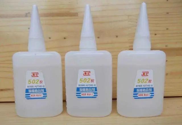 手上粘了502胶水怎样快速去除,如何快速去掉粘在手上的502胶水