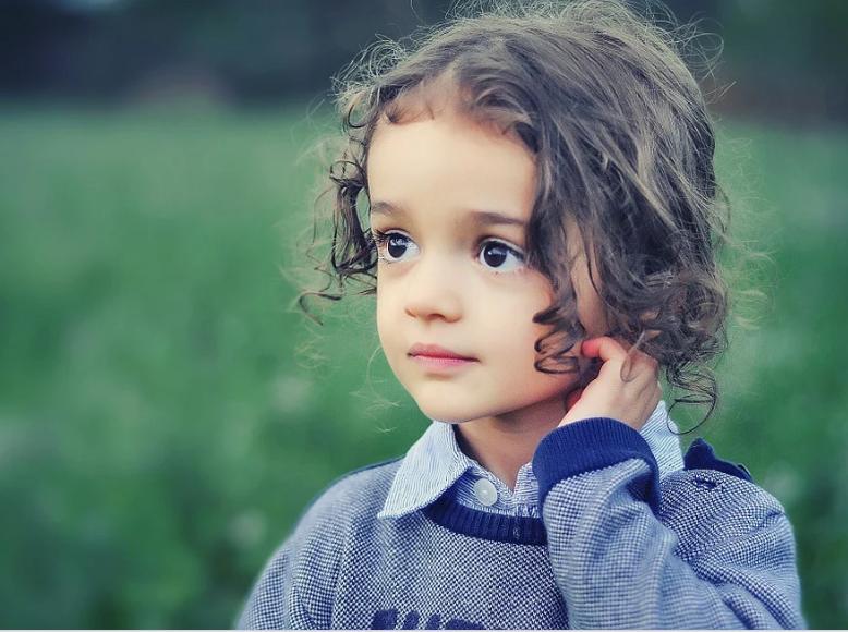 还在相信“寒从脚起”?别全信,除这5种情况外,宝宝可以光脚跑