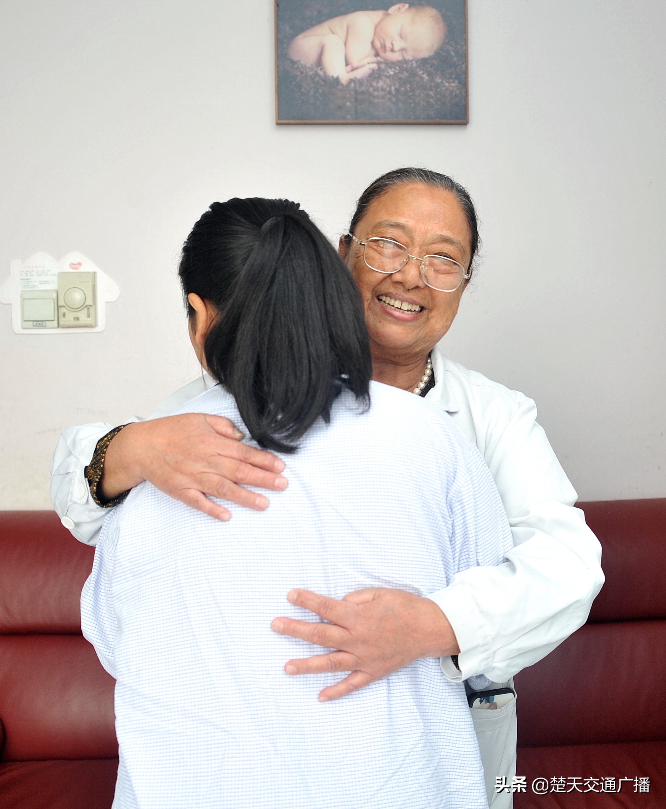 湖北一女生产子,2014年武汉女子怀孕生三胞胎