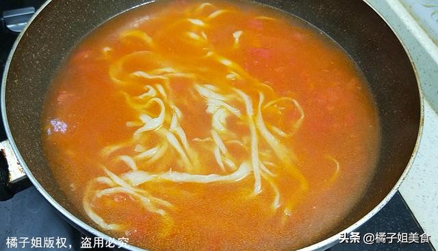 拉面如何做又好吃又劲道,家常版水拉面劲道爽滑不容易断