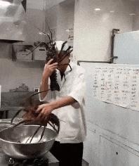 这只鹦鹉一直以为他是一只猴，所以每天都在重复做这个动作