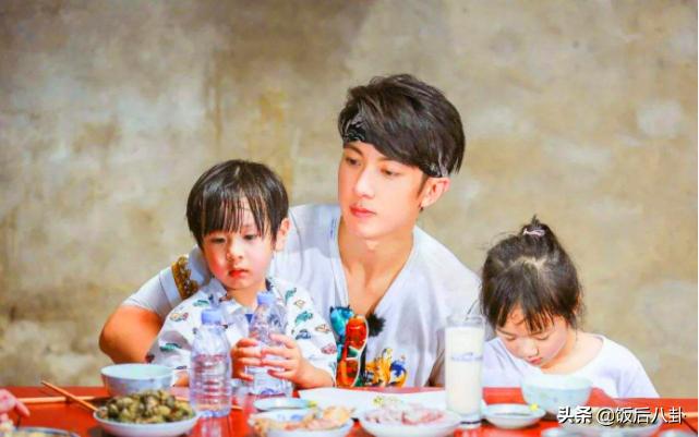 吴尊儿子超人,吴尊晒一双儿女近照画面温馨有爱