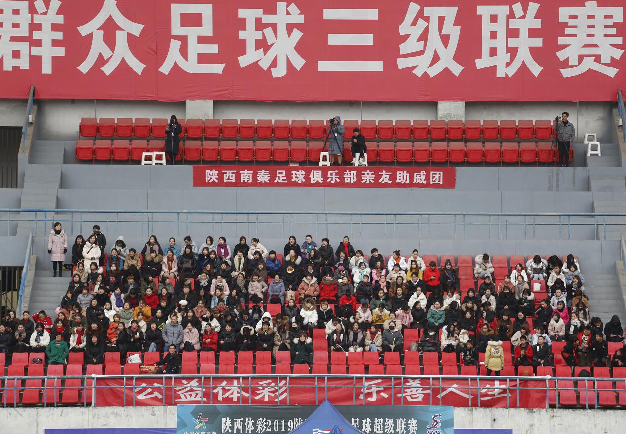 安康少年足球,体育场上踢球的小男孩