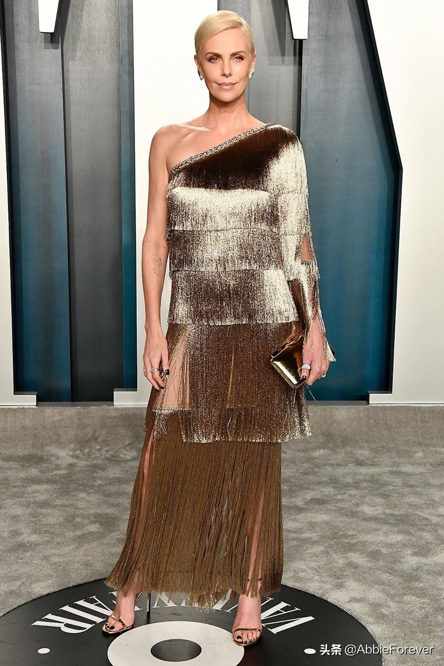 查理兹塞隆名利场,查理兹塞隆洛杉矶红毯着装红与黑