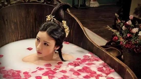 女星“洗澡”照片曝光,原本我们看到的香艳镜头,都是拍摄的套路