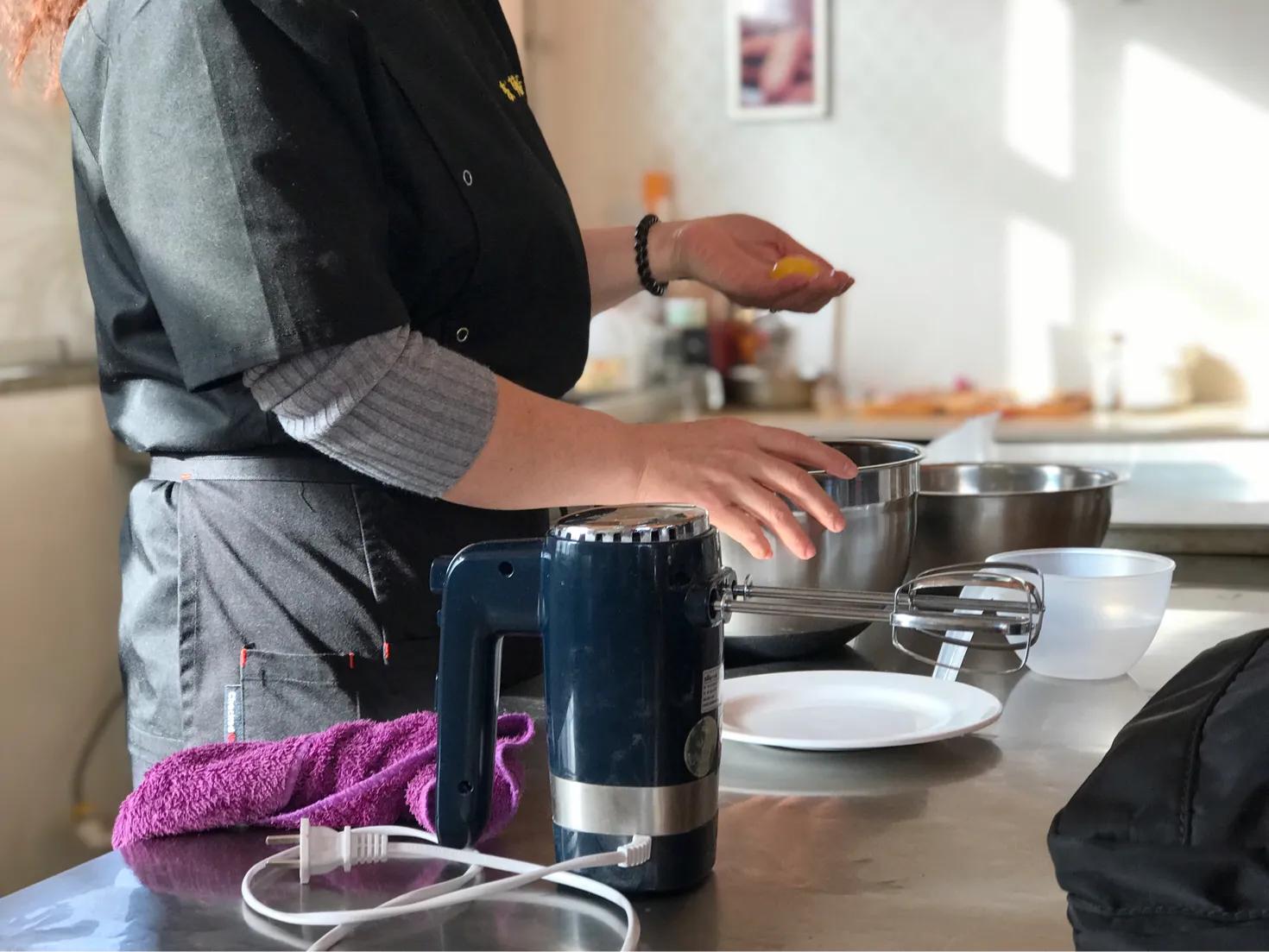 戚风蛋糕卷刷蛋黄再烤做法,草莓抹茶戚风蛋糕卷怎么做