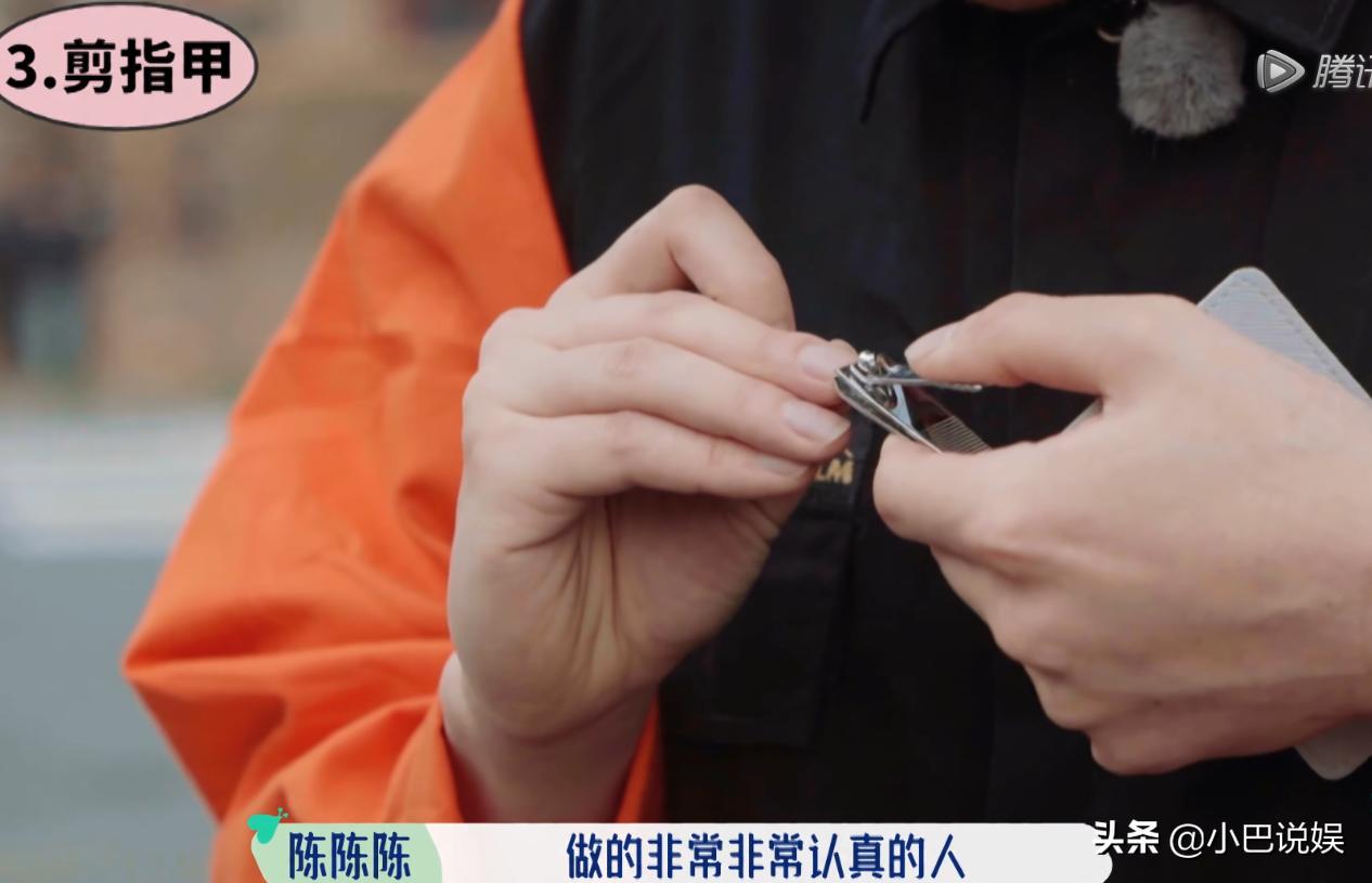 精致过头？桃花坞村长打篮球，热身活动让人等不及，剪指甲至于吗