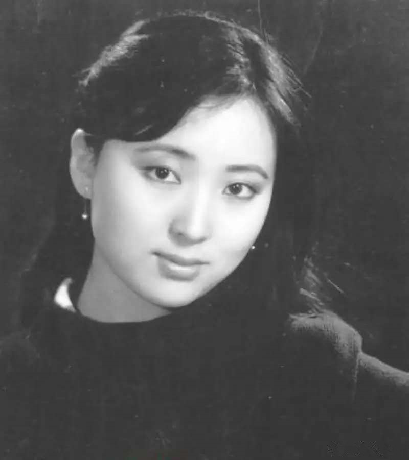 2段婚姻，和丈夫剃度出家，41岁病逝，父亲跪在地上埋怨自己