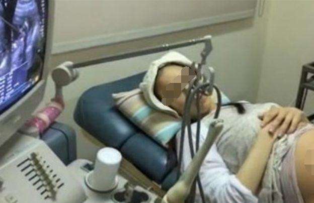 宝妈总感觉胎儿在腹中跳舞，家人以为是正常胎动，去医院后蒙了