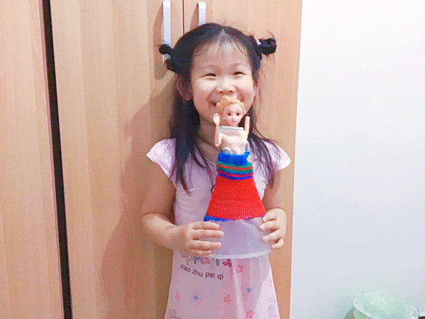 一个小女孩给芭比娃娃做衣服,孩子想给芭比娃娃做衣服怎么办
