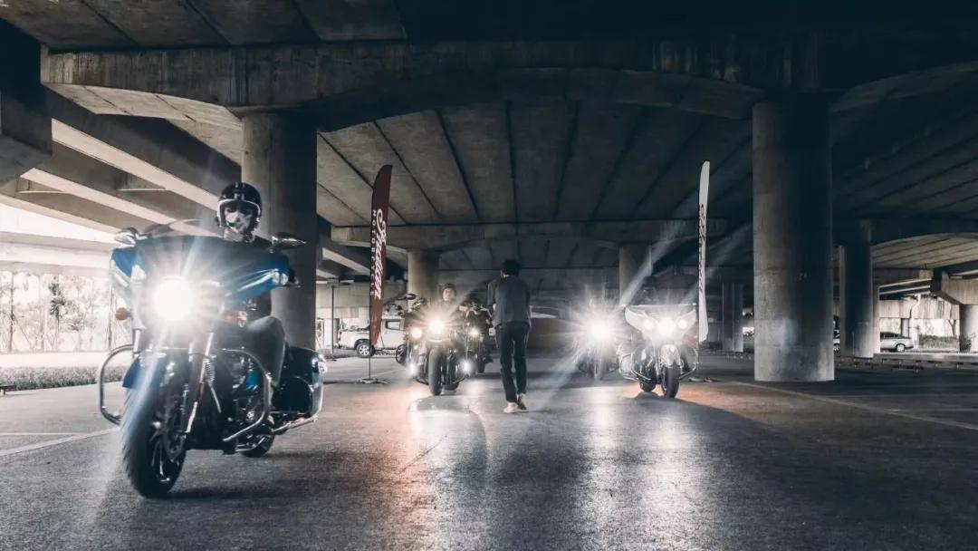 成都帅大叔卖周边,这群怕老婆的男人,偷拿私房钱也要买