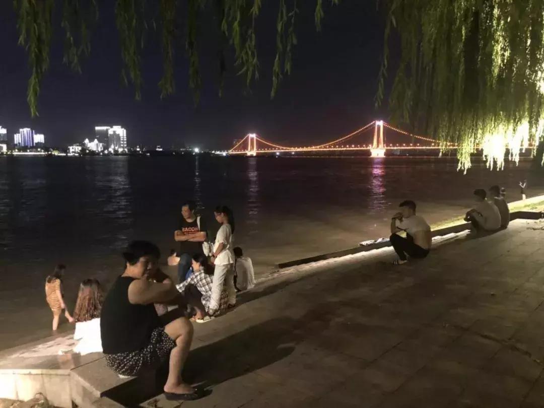 来汉*江阳**滩吧！抗“炙烤”夜跑看“纳凉”百态