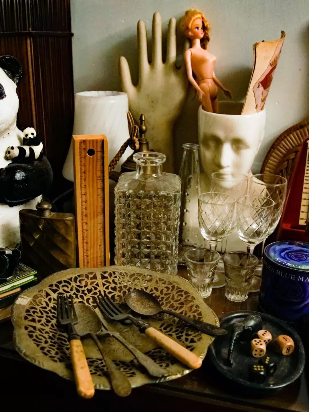 香港年轻人一辈子买不起房，把破出租屋改成复古小窝