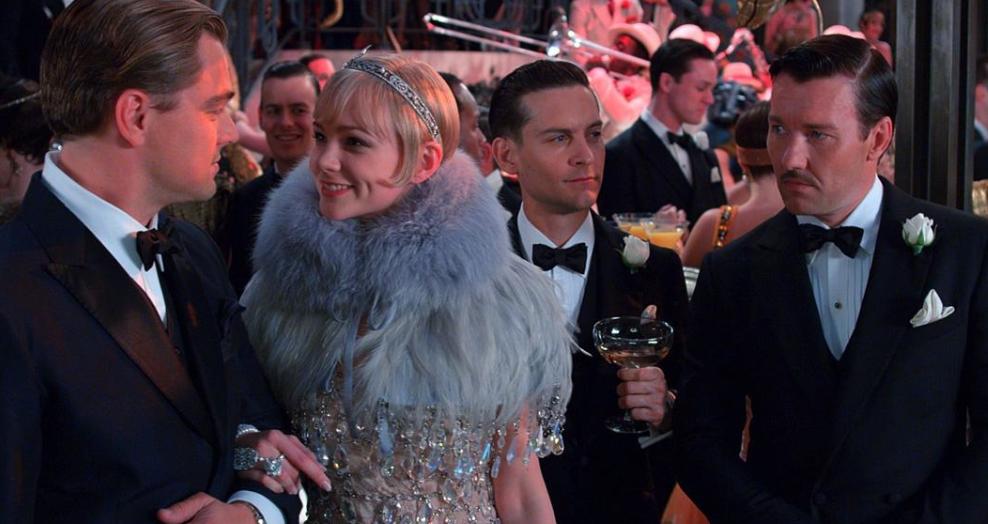 《了不起的盖茨比》：美貌的黛西被金钱异化，过着漫漫“幸福”路