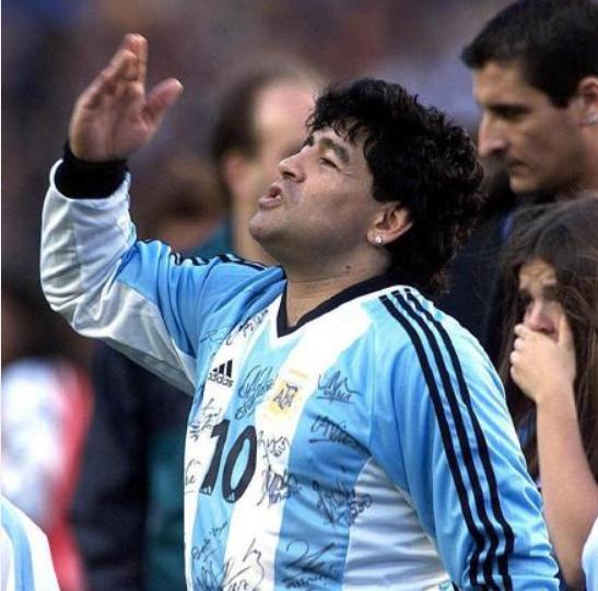 央视评论马拉多纳,白岩松评价c罗和梅西遭吐槽